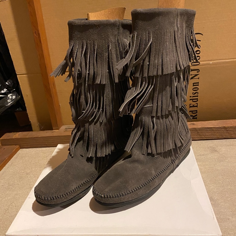 Minnetonka gray fringe boot size 10